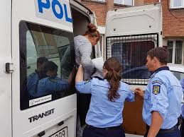 Barbatul, care se declara un luptator impotriva taierilor ilegal, este acuzat ca a lovit un tanar de 21 de ani, care participa la o petrecere de langa cantonul silvic voievodeasa, potrivit monitorulsv.ro. Patroana A Fost ReÅ£inutÄƒ Pentru Loviri Si Alte ViolenÅ£e