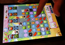 Este es el primer juego que salió del género de juntar piezas, y aunque el candy crush vino después, acabó comiéndole la tostada de forma descarada.el juego está desarrollado por ea y cuenta con toda una serie de juegos: Por Que Engancha El Candy Crush Hoy Por Hoy El Desayuno De Las 10 Cadena Ser