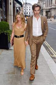 She was born in oxford, but spent much of her childhood in portugal, attending saint dominic's international school. Celebrity Entertainment Chris Pine And Gf Annabelle Wallis Look So Cute While Holding Hands In London Popsugar Celebrity Photo 2