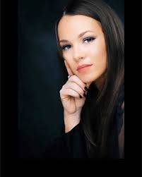 Elizabeth Desmond's Instagram, Twitter & Facebook