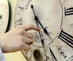 Durata celei mai lungi zile a anului depinde de latitudinea locului specificat pe pământ. Ziua Cea Mai LungÄ Trecerea La Ora De IarnÄ Si PerturbÄrile Pe Care Le Produce Evenimentul Zilei