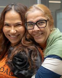 SANIDADE É O NOVO LUXO: Felicidade em 3 atos! 💛 🎬 Ato 1 Lançamento do meu  novo livro Comece pela Felicidade — porque ser feliz precede qualquer ideia  de sucesso. A Bahia