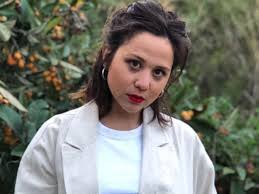 Qui Est Laura Felpin L Humoriste De L Emission Quotidien Iziva Com Humoristes Emission Yann Barthes