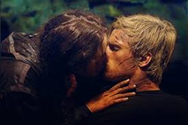 New moon a luat cele mai multe premii la editia de anul acesta a mtv movie awards, inclusiv pentru cel mai bun film. Vor Castiga Peeta Si Katniss Premiul Pentru Cel Mai Bun SÄƒrut