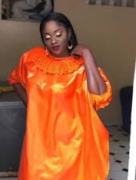 Bleu roi, bleu ciel, rose fuchsia, jaune moutarde, rouge, blanc, vert olive, des couleurs plus criards pour être plus remarquables… les bazins en deux tons sont très. 900 Idees De Model Bazin En 2021 Mode Africaine Tenue Africaine Robe Africaine
