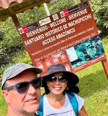 LaRutaDePinoYKarla Día 16 #ollantaytambo 🇵🇪 En épico en el Camino Inca,  camino a #MachuPicchu Comenzamos temprano, a las 5:50 AM, con un mini bus  rumbo a Hidroelectrica, un viaje de 6 horas