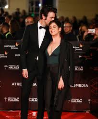 En california ha participado ya en dos temporadas de la serie de los hermanos wachowski, sense 8, una ficción que le ha abierto las puertas de la televisión estadounidense. La Familia Velvet Felicita A Javier Rey