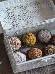 Boules De Dattes Et Amandes Sans Cuisson Recette En 2020 Dattes Recettes De Cuisine Patisserie Sans Sucre
