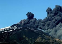 El volcán etna entró en erupción ayer por la noche, dejando espectaculares imágenes de los ríos de lava que se deslizaron montaña abajo por varios de sus flancos en medio de la noche. El Volcan Etna Vuelve A Entrar En Erupcion Internacional El Pais