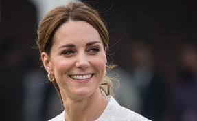 Being involved with the royal family means in many ways that middleton lives in a fishbowl. Modetrend Dieses Kleid Von Kate Middleton Macht Schlank