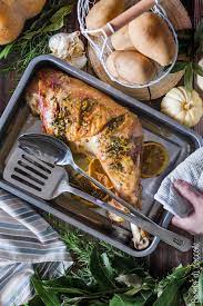 Sciacquate il cosciotto di tacchino e fatelo rosolare per circa 10 minuti nella casseruola con le cipolle. Cosciotto Di Tacchino Al Forno Brodo Di Coccole