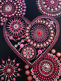 Cette Piece Est Appelee L Amour Sans Limites En Pointilles Mandala C Est Une Piece D Art De Style Libre Qui Dot Art Painting Mandala Rock Art Dot Painting