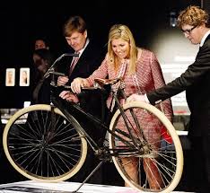Bekijk meer ideeën over alexander, koning, koninklijk. Koning Willem Alexander En Koningin Maxima Fiets Bicycle Dutch Bike Queen Maxima