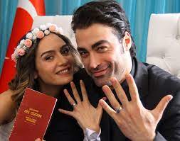 2017 yılında müjdat gezen yönetmenliğindeki yedi kocalı hürmüz oyunu ile tiyatroya atıldı. Sarp Levendoglu Ile Birce Akalay In Bosanma Nedeni Belli Oldu H Bunu Konusuyor Haberleri