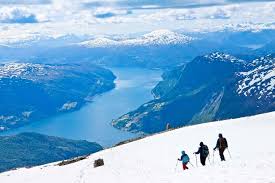 The lyngen alps is a jagged mountain range located on a half island on the northern norwegian coastline. Lyngen Alps Lyngsalpene Tromso Tickets Tours Book Now