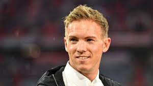 Wenn, ja wenn nagelsmann nicht noch seinen bis 2023 laufenden vertrag in leipzig erfüllen müsste. Fussball Julian Nagelsmann Uberrascht Mit Augenbrauen Und Krawattennadel Augsburger Allgemeine