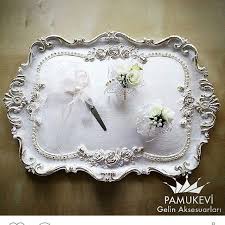 Nisan Tepsisi Cicekli Gelinlik Recherche Google Nisan Nisan Yuzukleri Dugun