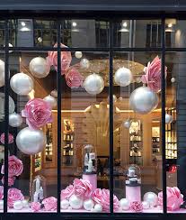 A L Occasion Du Lancement De Son Nouveau Soin A Base De Roses Et De Rassoul Soline D Abovill Decoration Vitrine Noel Deco Salon De Coiffure Decoration Vitrine