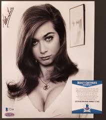 Las mejores ofertas en valerie leon signed