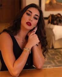 أعوذ بالله في أول السورة فكأنك تقول: ÙŠØ§Ø³Ù…ÙŠÙ† ØµØ¨Ø±ÙŠ Ø¨Ø¥Ø·Ù„Ø§Ù„Ø© Ù…Ø«ÙŠØ±Ø© Ø¹Ù„Ù‰ Ø§Ù„Ø¨Ø­Ø± ØªÙˆØ¯Ø¹ Ø£Ø®Ø± Ø£ÙŠØ§Ù… Ø§Ù„ØµÙŠÙ Ù„Ù‡Ù„ÙˆØ¨Ù‡