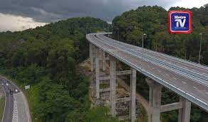 Jembatan yang dibangun di atas lembah beipanjiang di provinsi guizhou dengan tinggi 565 meter dan panjang 1341 meter. Panorama Belah Awan Metrotv