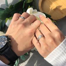 Lihat ide lainnya tentang cincin, perhiasan emas, perak. Set Cincin Tunang Dan Cincin Nikah Emas Platinum Zcova