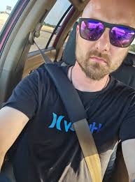 Found this old picture from my old hotmail.com email dated 12/15/2007. I  thought I was so cool with my little electricity aura from the shoulders. 😂