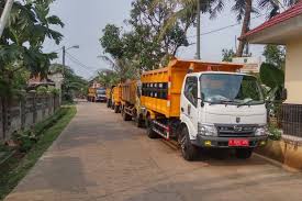 Berapa gaji sopir truk cabe? Sopir Truk Sampah Di Depok Mogok Kerja Karena Tak Dapat Gaji Ke 13