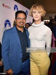 Pin By Nepa On Max Sawyer Black Dress Red Carpet Mackenzie Davis Woman Crush