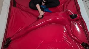 Латекс Vacbed играть - мастурбирует, дрочит ногами, кончает