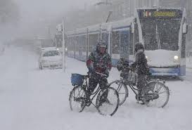 In brabant ligt op sommige plekken wel een pak van 4 centimeter. In Beeld Een Klein Land Onder Een Dik Pak Sneeuw Sneeuw Holland Nederland
