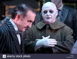 Uncle fester in the new addams family. Les Dennis Als Onkel Fester Vor Eine Generalprobe Von The Addams Family Musical Wodurch Die Uk Premiere Am Festival Theatre In Edinburgh Vor Dem Einschiffen Auf Einer Uk Tour Stockfotografie Alamy