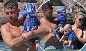 Do you know what are the favourite things and personalities of aaron ramsey? Aaron Ramsey Is Joined By Childhood Sweetheart Colleen Rowland As They Take Their Twins For A Dip Daily Mail Online