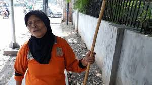 Meski perannya untuk membersihkan, perhatikan juga cara menjaganya tetap bersih ya. 31 Tahun Jadi Tukang Sapu Jalanan Sumiyati Kesal Kalau Pengendara Lakukan Ini Tribun Jakarta