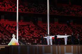 国歌斉唱のmisiaの衣装 トモコイズミさんのドレスだったー。 綺麗だったなぁ。 #misia #トモコイズミ #tokyo2020 #国歌斉唱 開会式。 国旗入場で重量挙げの三宅さん(お父さん)とqちゃんが。 国歌斉唱はmisia。 ショーには森山未來と真矢ミキがいる。 E2go Czqsngahm