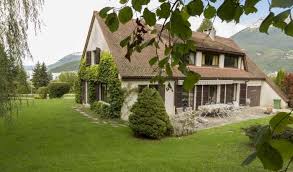 Agreable Maison De Famille Implantee Dans Un Parc Au Pied Du Chateau Dhere A Duingt Annecy House Exterior Architecture Locations Vacances Maison Vacances