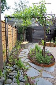 tuinatelier herman vermeulen de hemelwaterafvoer is afgekoppeld en stroomt in een smalle bedding de verhoogde borders tuin tuin ontwerpplannen tuin ideeen