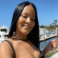 Ariane Walker's Instagram, Twitter & Facebook