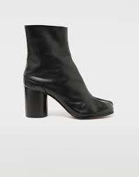 This pair has been crafted in italy from smooth brown leather and can be worn with the heels collapsed. Maison Margiela Calfskin Tabi Boots Women Maison Margiela Store