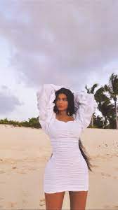 On sunday, the keeping up with the kardashians star took to instagram to share a set of photos showing off her latest manicure. Image About Summer In Jenner Kylie By D On We Heart It Sie Sind An Der Richtigen Stelle Fur Decorate In 2020 Kylie Jenner Outfits Kylie Jenner Mode Beruhmtheiten