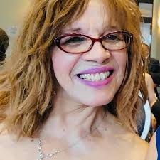 Coming up a 5 Eastern • Jayar chats with Lauren Daigle • Which Lauren  Daigle song helps you to get through your day? Let us know in the comments  ⬇️