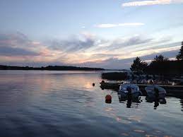 Loftahammar ligger på en halvö som sedan 1983 är förbunden med fastlandet via bjursundsbron (tidigare vägfärjeled). Hem Bagviks Sommarstugeforening