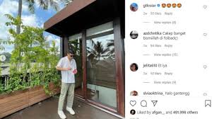 Jun 17, 2021 · jefri memilih model mullet yaitu model rambut dengan potongan pendek di bagian depan dan panjang di bagian belakang. 5 Potret Gaya Rambut Terbaru Jefri Nichol Kharismanya Makin Kuat