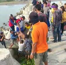 Click for follow us on. Dua Wisatawan Digulung Ombak Pantai Jetis Nusawungu Begini Kronologinya