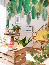 Destination Tropicale Pour Un Photobooth Tres Jungle Du Bois Des Couleurs Acidulees Du Vert Fete Safari Decoration Fete Anniversaire Anniversaire Tropical