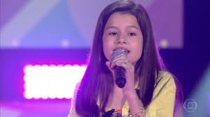 La jeune fille monte pour la 1ère fois sur. Giulia Levita Canta Em Espanhol E Surpreende Tecnicos No The Voice Kids Claudia