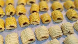 Pastikan tekstur bolu sudah pas. Cara Cepat Mencetak Nastar Gulung Pineapple Roll Tart Youtube