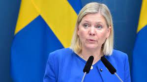 Finansminister magdalena andersson pratar med unga personer på stan. Magdalena Andersson The Economy Is On Its Way Up Teller Report