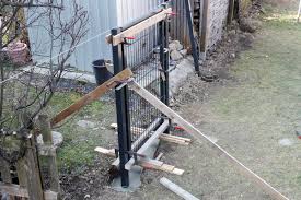 Um ihr grundstück zu schützen, werden sie vielleicht auf gartenzäune zurückgreifen und ein gartentor einbauen. Doppelstabmatten Freistehendes Gartentor Montieren Anleitung Diybook De