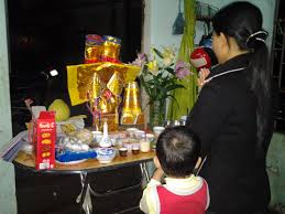 Lễ cúng giao thừa được cử hành đúng thời khắc giao thừa, kết thúc năm cũ, chuyển sang năm mới. Bai Cung Trong Ä'em Giao Thá»«a